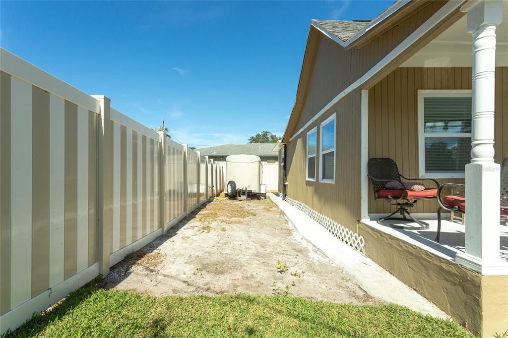 For Sale: $350,000 (2 beds, 1 baths, 825 Square Feet)