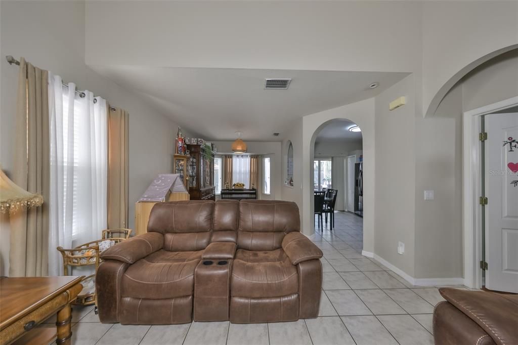 На продажу: $320,000 (4 спален, 2 ванн, 1544 Квадратных фут)