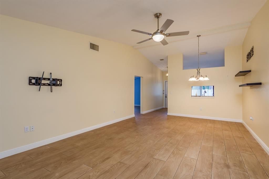 For Sale: $225,000 (2 beds, 2 baths, 1177 Square Feet)