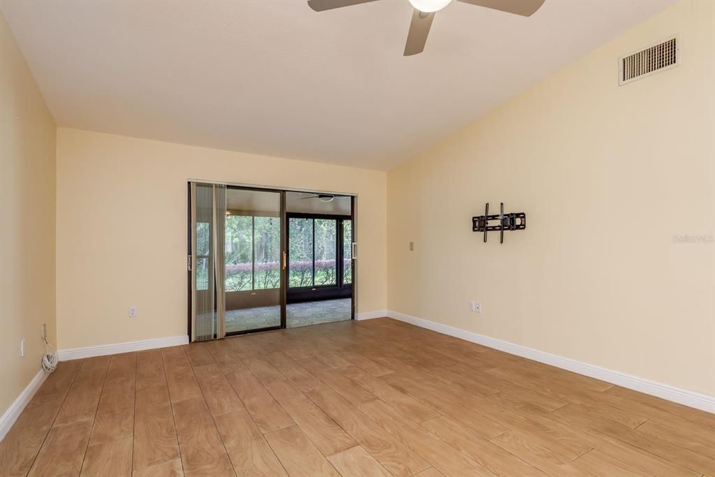 For Sale: $225,000 (2 beds, 2 baths, 1177 Square Feet)