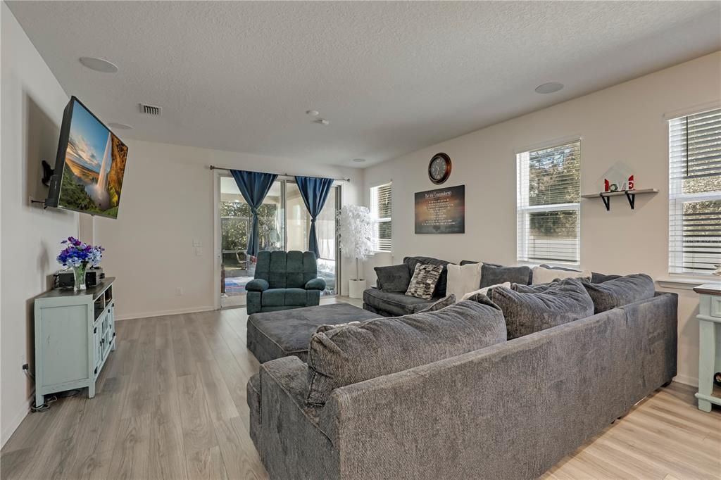 For Sale: $300,000 (4 beds, 2 baths, 1879 Square Feet)