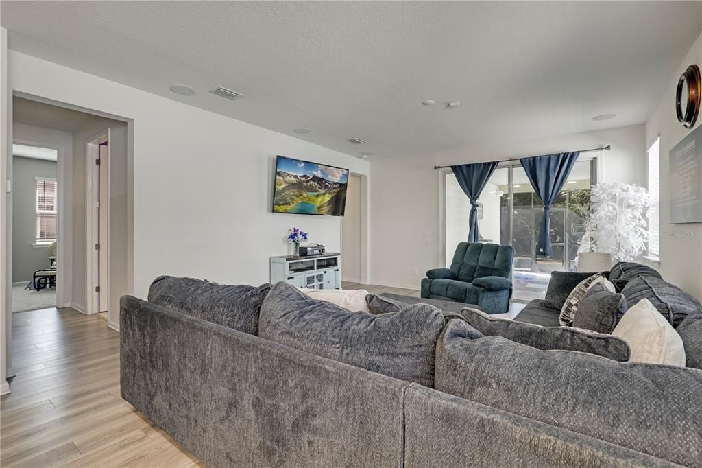 For Sale: $300,000 (4 beds, 2 baths, 1879 Square Feet)