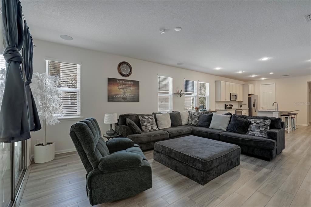 For Sale: $300,000 (4 beds, 2 baths, 1879 Square Feet)