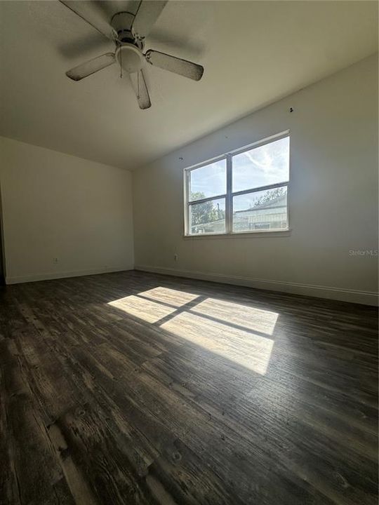 合同活跃: $189,900 (3 贝兹, 1 浴室, 1051 平方英尺)