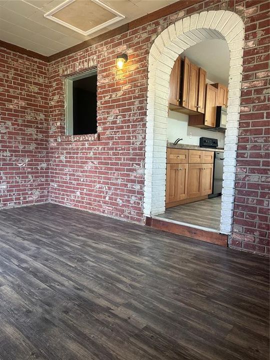 合同活跃: $189,900 (3 贝兹, 1 浴室, 1051 平方英尺)