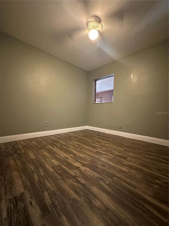 合同活跃: $189,900 (3 贝兹, 1 浴室, 1051 平方英尺)