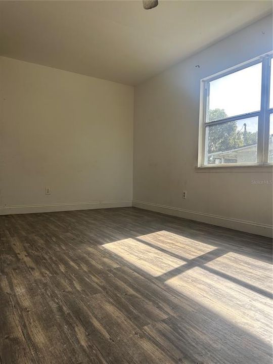 合同活跃: $189,900 (3 贝兹, 1 浴室, 1051 平方英尺)