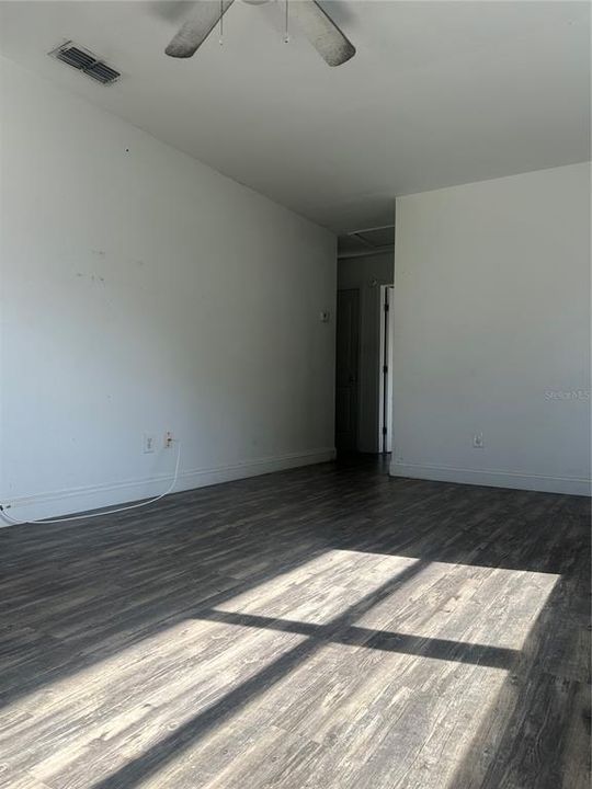 合同活跃: $189,900 (3 贝兹, 1 浴室, 1051 平方英尺)