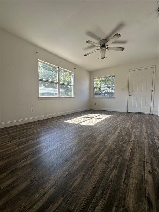 合同活跃: $189,900 (3 贝兹, 1 浴室, 1051 平方英尺)