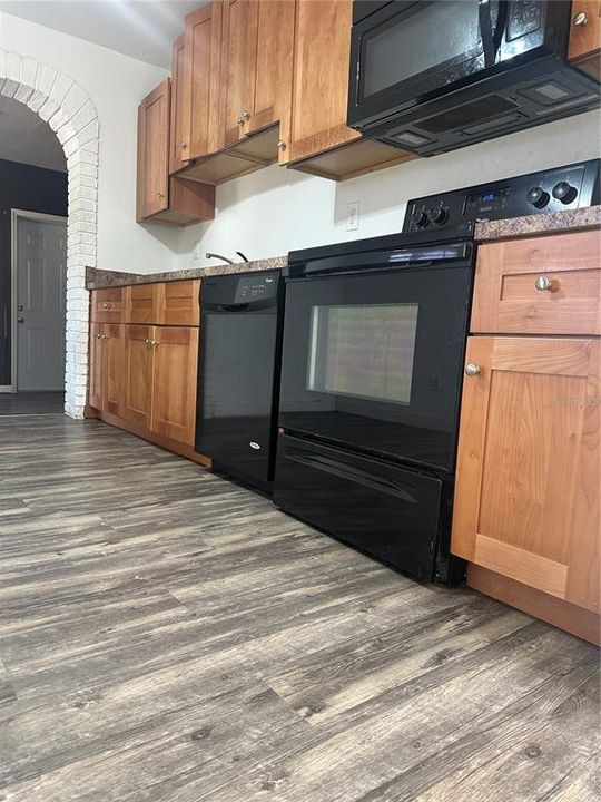 合同活跃: $189,900 (3 贝兹, 1 浴室, 1051 平方英尺)