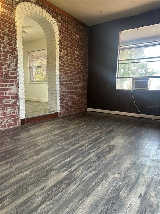 合同活跃: $189,900 (3 贝兹, 1 浴室, 1051 平方英尺)