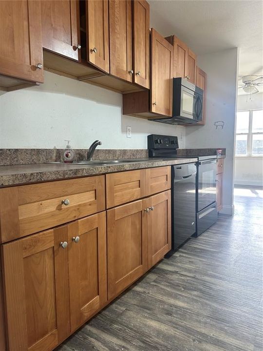 合同活跃: $189,900 (3 贝兹, 1 浴室, 1051 平方英尺)