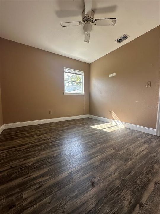 合同活跃: $189,900 (3 贝兹, 1 浴室, 1051 平方英尺)