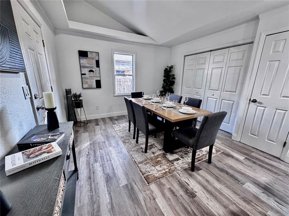 Под контрактом: $234,900 (2 спален, 1 ванн, 720 Квадратных фут)