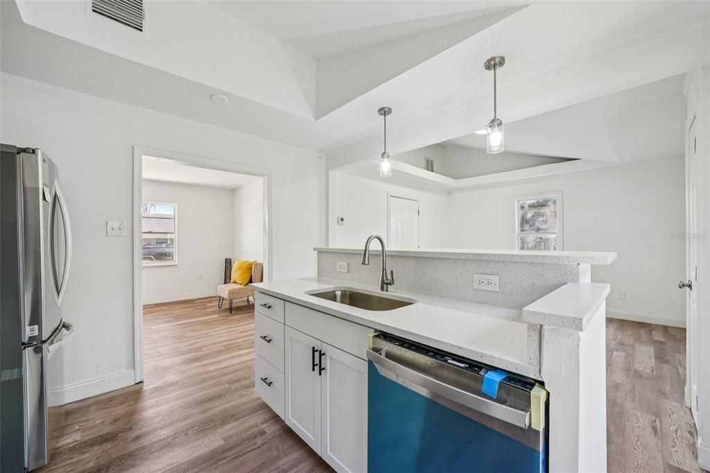 Под контрактом: $234,900 (2 спален, 1 ванн, 720 Квадратных фут)