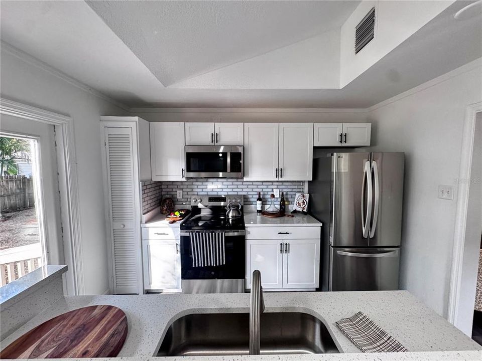 Под контрактом: $234,900 (2 спален, 1 ванн, 720 Квадратных фут)