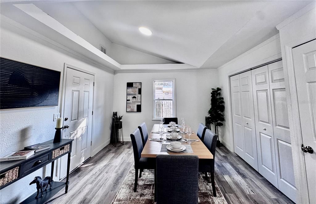 Под контрактом: $234,900 (2 спален, 1 ванн, 720 Квадратных фут)