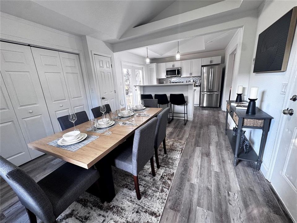 Под контрактом: $234,900 (2 спален, 1 ванн, 720 Квадратных фут)