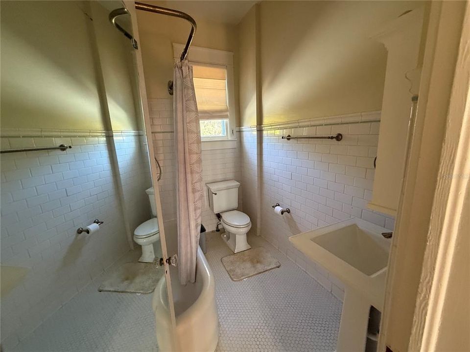 En Venta: $699,000 (5 camas, 2 baños, 2420 Pies cuadrados)