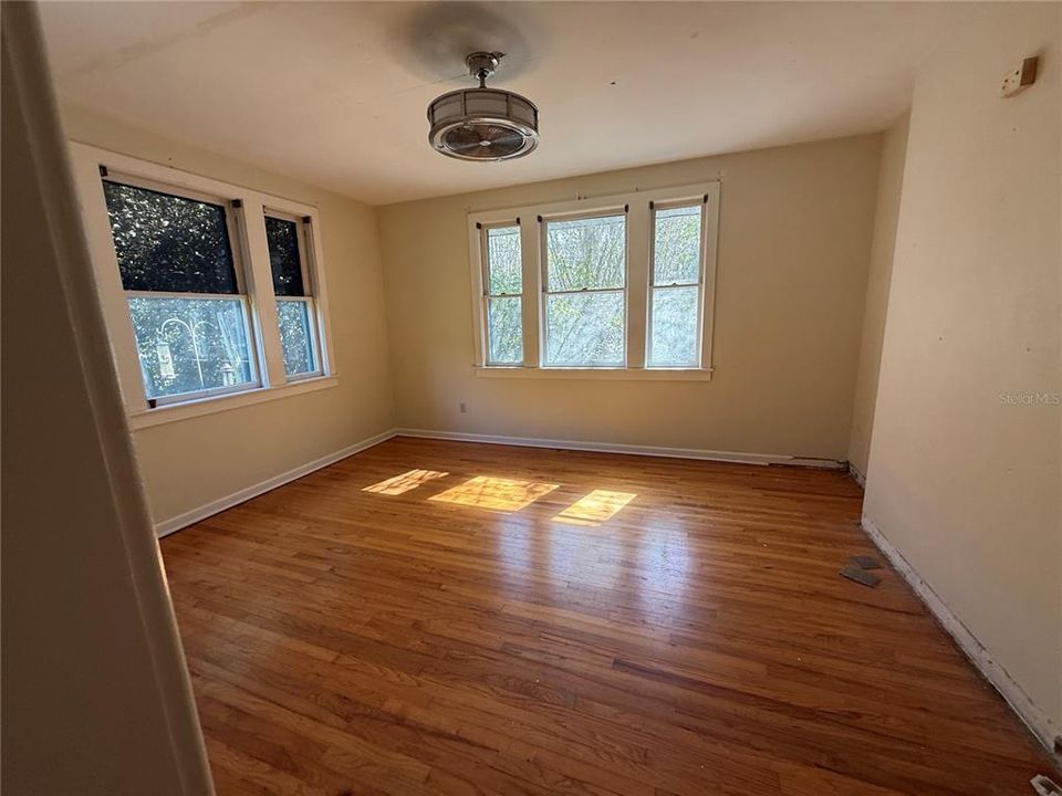 En Venta: $699,000 (5 camas, 2 baños, 2420 Pies cuadrados)