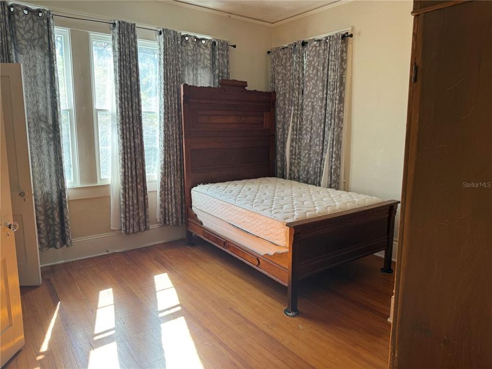 En Venta: $699,000 (5 camas, 2 baños, 2420 Pies cuadrados)