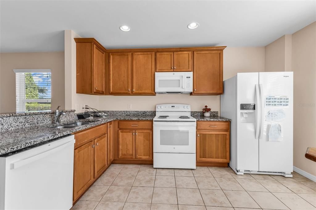 合同活跃: $325,000 (2 贝兹, 2 浴室, 1437 平方英尺)