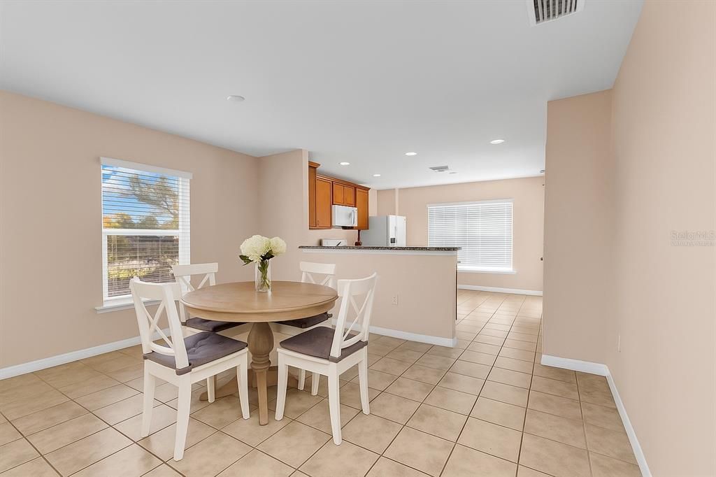 合同活跃: $325,000 (2 贝兹, 2 浴室, 1437 平方英尺)