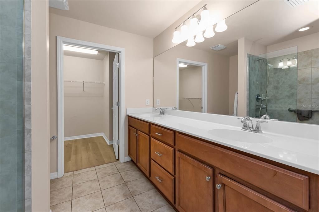 合同活跃: $325,000 (2 贝兹, 2 浴室, 1437 平方英尺)