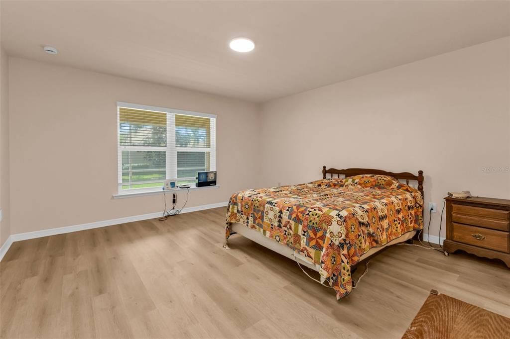 合同活跃: $325,000 (2 贝兹, 2 浴室, 1437 平方英尺)