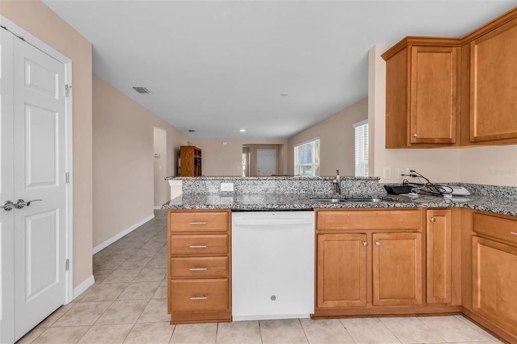 合同活跃: $325,000 (2 贝兹, 2 浴室, 1437 平方英尺)