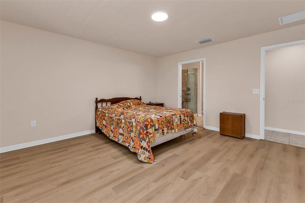 合同活跃: $325,000 (2 贝兹, 2 浴室, 1437 平方英尺)