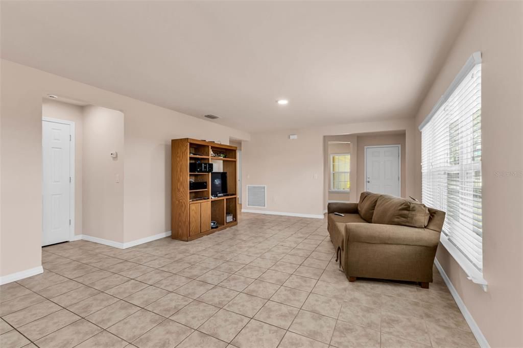 合同活跃: $325,000 (2 贝兹, 2 浴室, 1437 平方英尺)