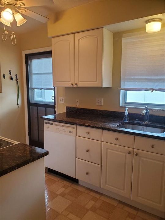 For Sale: $149,000 (1 beds, 1 baths, 732 Square Feet)