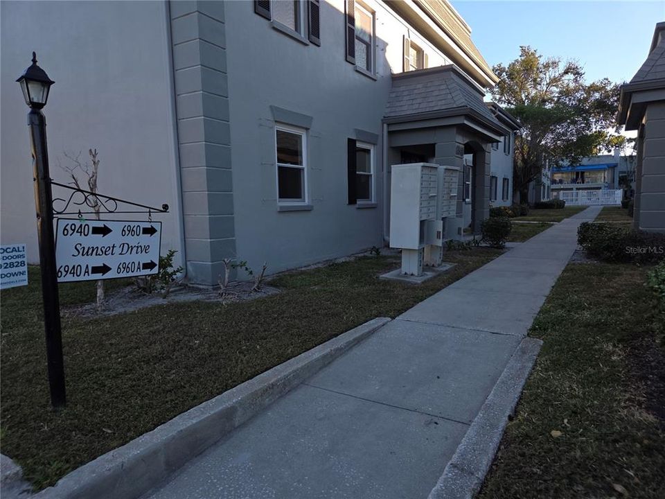 For Sale: $149,000 (1 beds, 1 baths, 732 Square Feet)