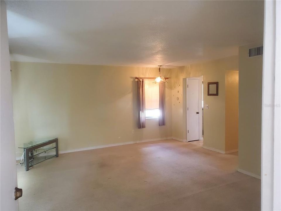 For Sale: $149,000 (1 beds, 1 baths, 732 Square Feet)