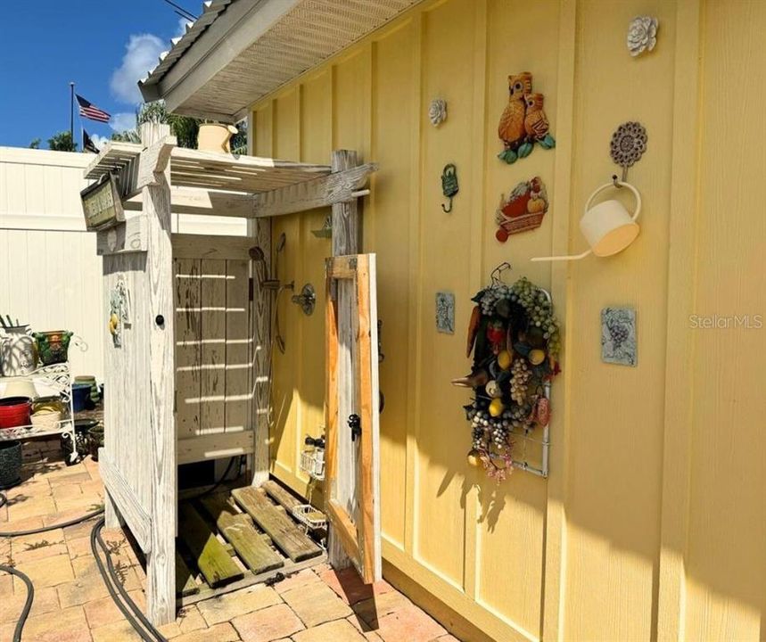 For Sale: $700,000 (5 beds, 3 baths, 2070 Square Feet)