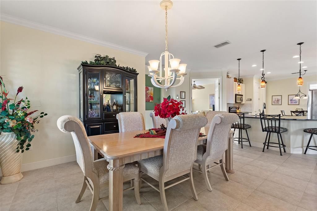 Под контрактом: $425,000 (3 спален, 2 ванн, 2139 Квадратных фут)