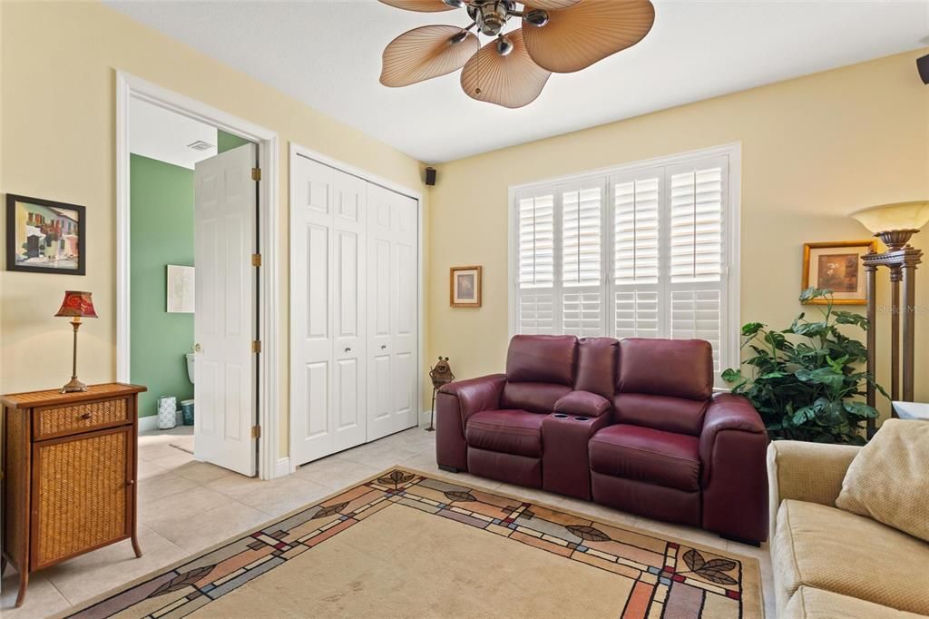 Под контрактом: $425,000 (3 спален, 2 ванн, 2139 Квадратных фут)