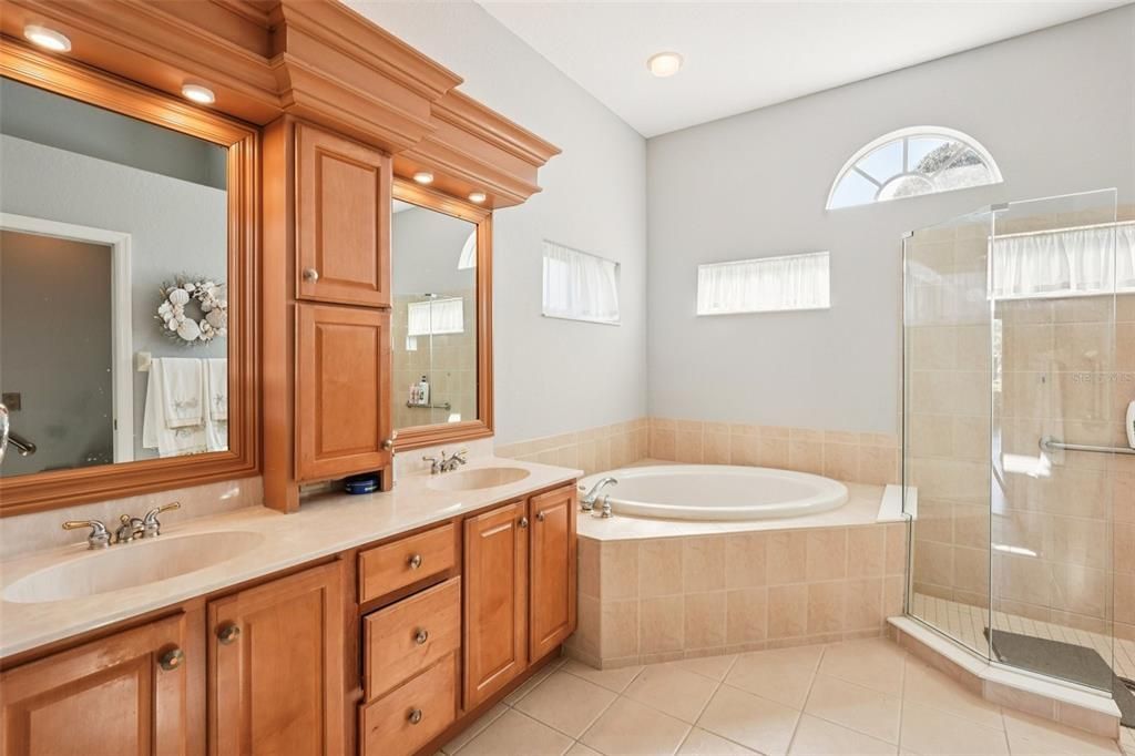 Activo con contrato: $660,000 (3 camas, 2 baños, 2279 Pies cuadrados)