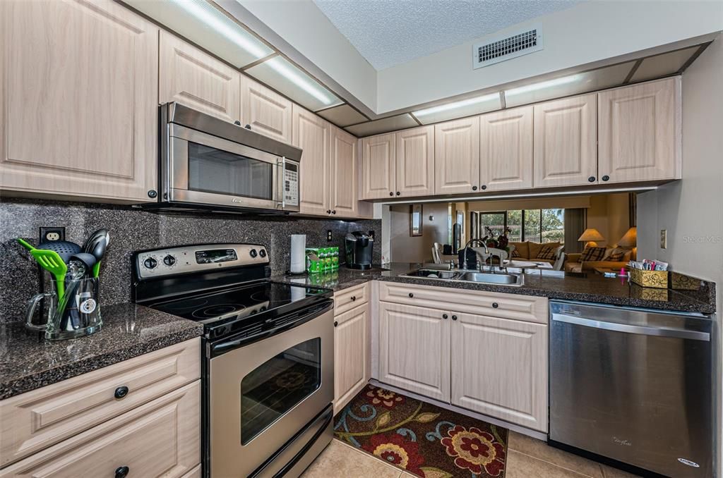 待售: $369,000 (2 贝兹, 2 浴室, 890 平方英尺)