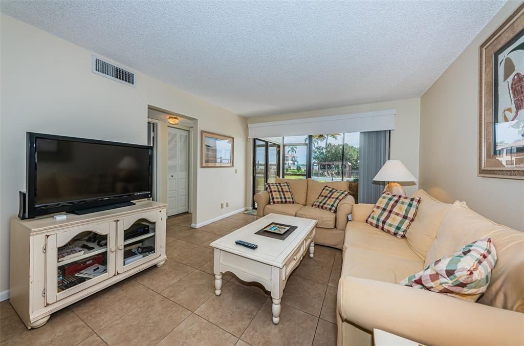 待售: $369,000 (2 贝兹, 2 浴室, 890 平方英尺)