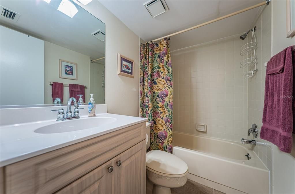 待售: $369,000 (2 贝兹, 2 浴室, 890 平方英尺)