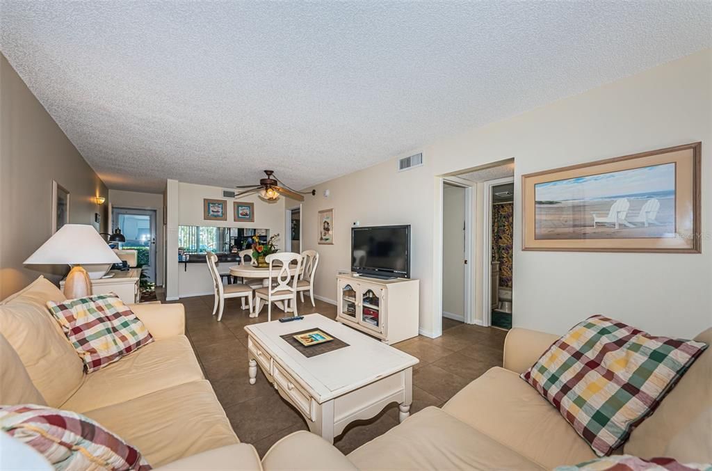 待售: $369,000 (2 贝兹, 2 浴室, 890 平方英尺)