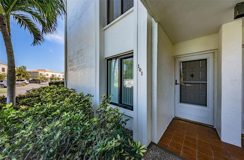 待售: $369,000 (2 贝兹, 2 浴室, 890 平方英尺)