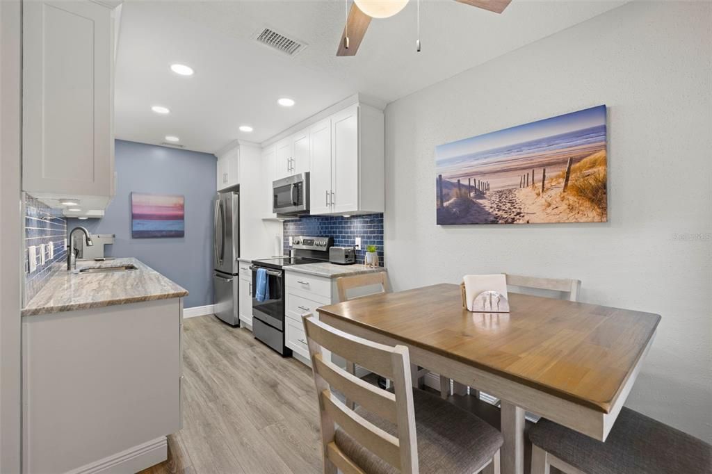 For Sale: $324,900 (2 beds, 2 baths, 1005 Square Feet)