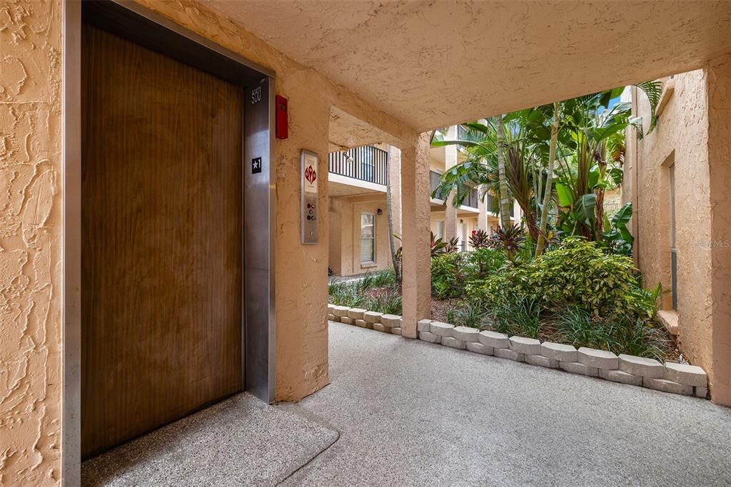 For Sale: $324,900 (2 beds, 2 baths, 1005 Square Feet)