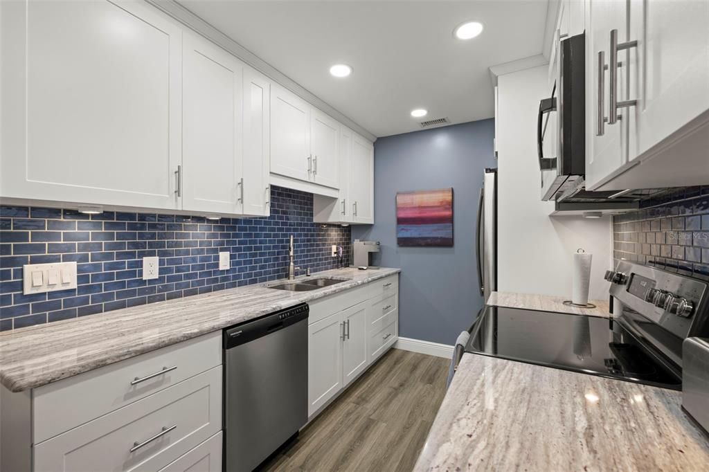 For Sale: $324,900 (2 beds, 2 baths, 1005 Square Feet)