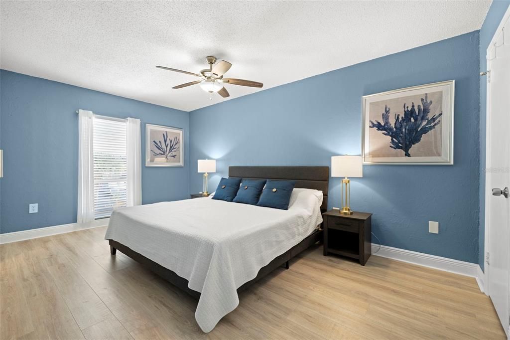 For Sale: $324,900 (2 beds, 2 baths, 1005 Square Feet)