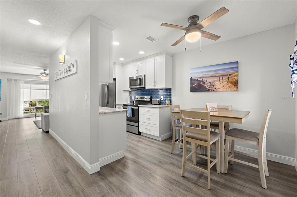 For Sale: $324,900 (2 beds, 2 baths, 1005 Square Feet)