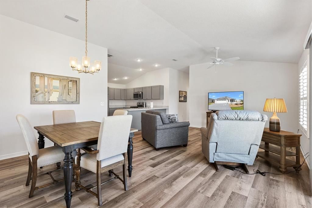 For Sale: $329,900 (2 beds, 2 baths, 1286 Square Feet)